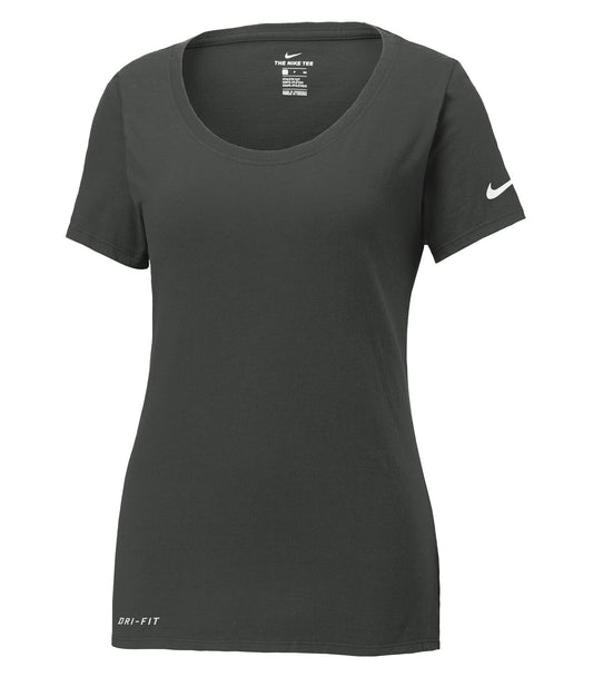 NKBQ5234 -Nike T-shirt Dri-Fit Cotton/Poly con collare rotondo profondo per donne